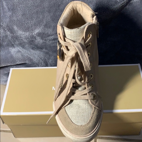 Too small - Picture 3 of 3